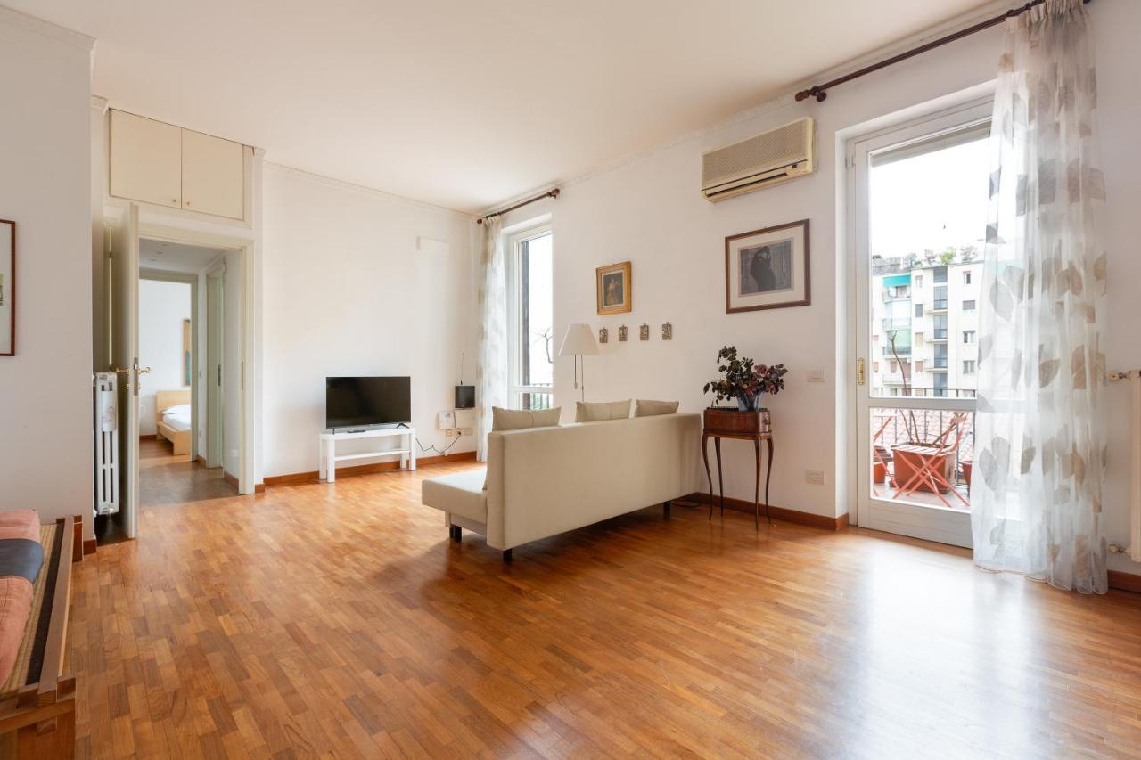 Cozy Apt With Balcony - Porta Romana District ミラノ エクステリア 写真